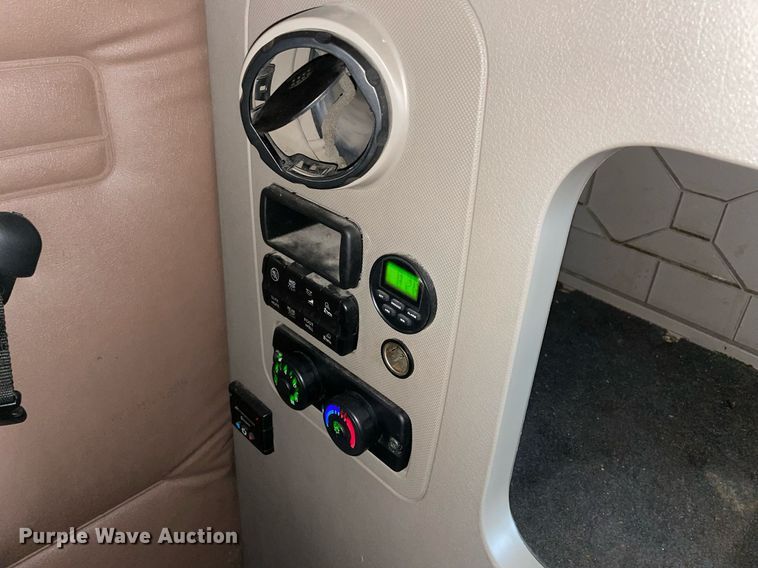 image for item NY9868 2018 Freighliner Cascadia 125  semi truck