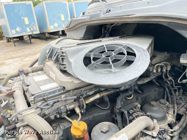 image for item NY9868 2018 Freighliner Cascadia 125  semi truck