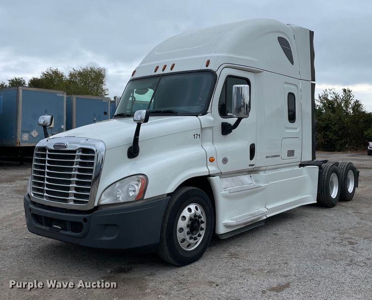 image for item NY9869 2016 Freighliner Cascadia 125  semi truck