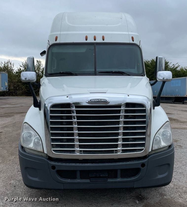image for item NY9869 2016 Freighliner Cascadia 125  semi truck