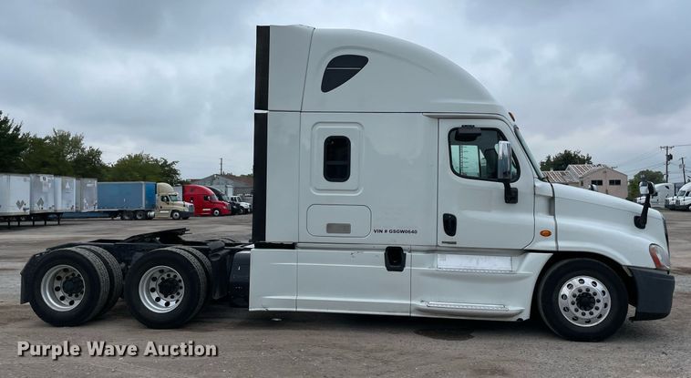 image for item NY9869 2016 Freighliner Cascadia 125  semi truck