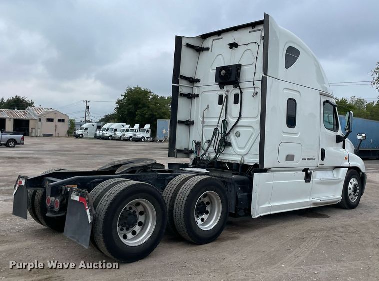 image for item NY9869 2016 Freighliner Cascadia 125  semi truck