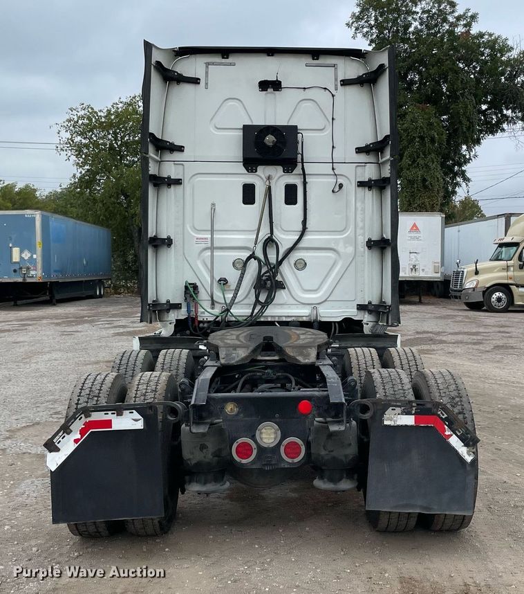 image for item NY9869 2016 Freighliner Cascadia 125  semi truck