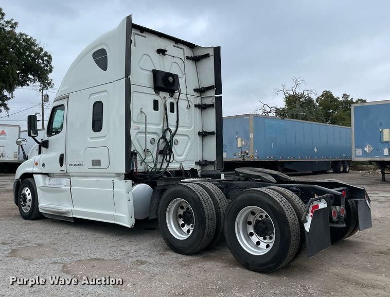 image for item NY9869 2016 Freighliner Cascadia 125  semi truck