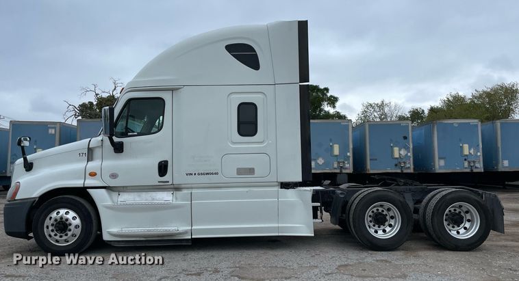 image for item NY9869 2016 Freighliner Cascadia 125  semi truck