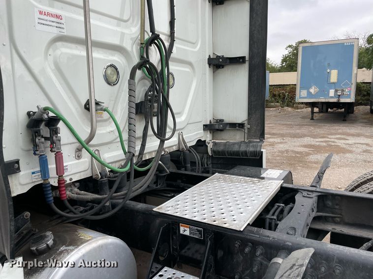 image for item NY9869 2016 Freighliner Cascadia 125  semi truck