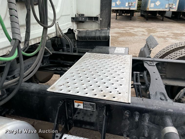 image for item NY9869 2016 Freighliner Cascadia 125  semi truck