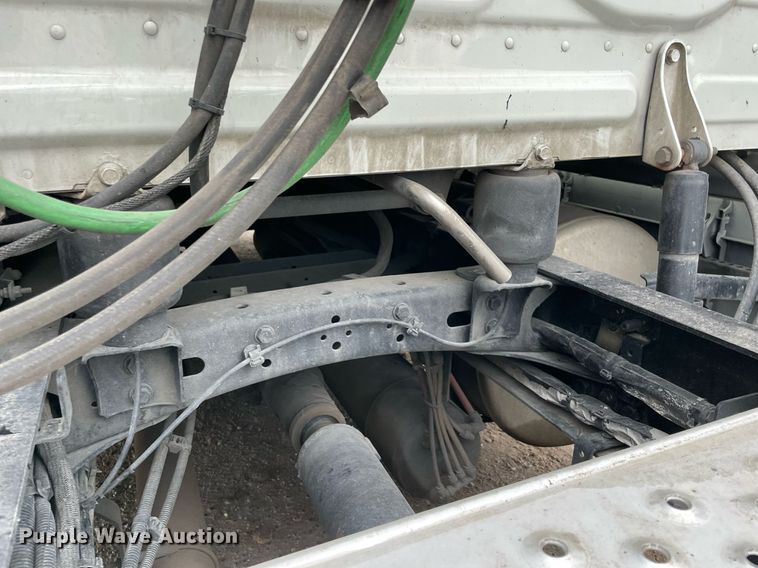 image for item NY9869 2016 Freighliner Cascadia 125  semi truck