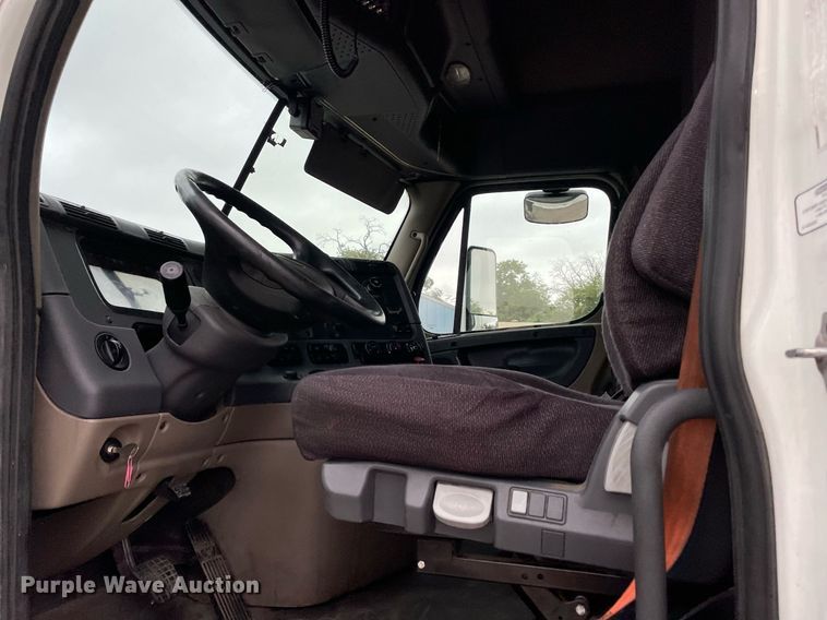 image for item NY9869 2016 Freighliner Cascadia 125  semi truck