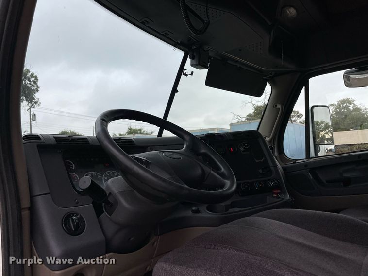 image for item NY9869 2016 Freighliner Cascadia 125  semi truck