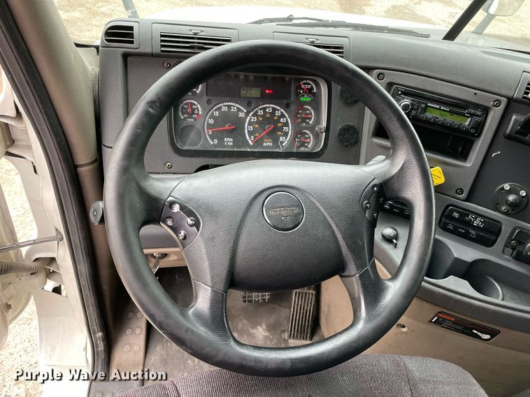 image for item NY9869 2016 Freighliner Cascadia 125  semi truck