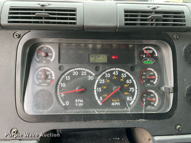 image for item NY9869 2016 Freighliner Cascadia 125  semi truck