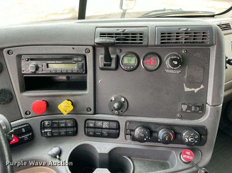 image for item NY9869 2016 Freighliner Cascadia 125  semi truck