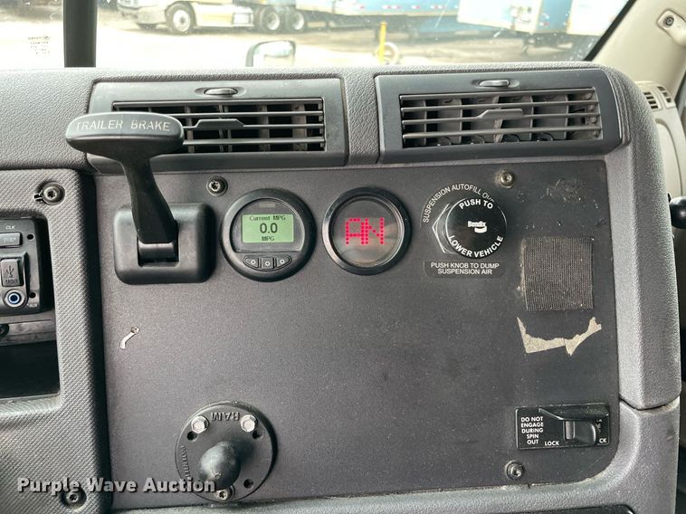 image for item NY9869 2016 Freighliner Cascadia 125  semi truck