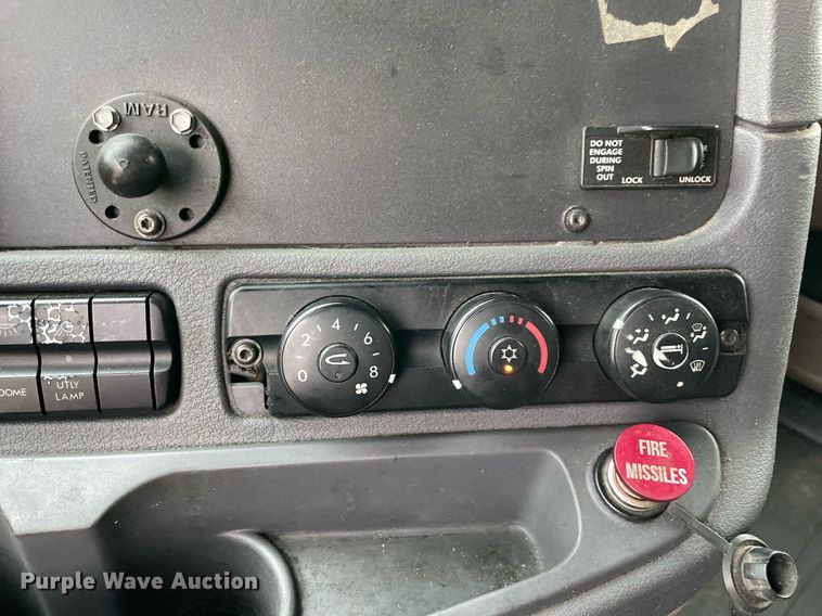 image for item NY9869 2016 Freighliner Cascadia 125  semi truck