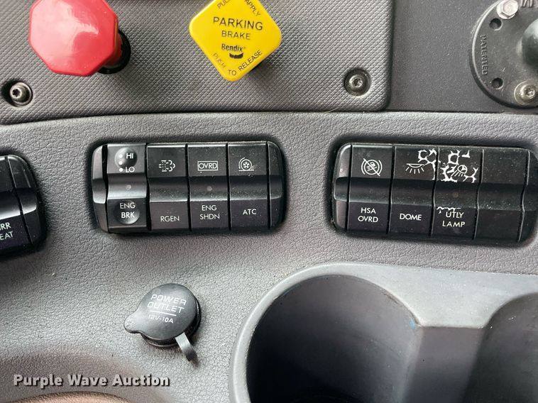 image for item NY9869 2016 Freighliner Cascadia 125  semi truck