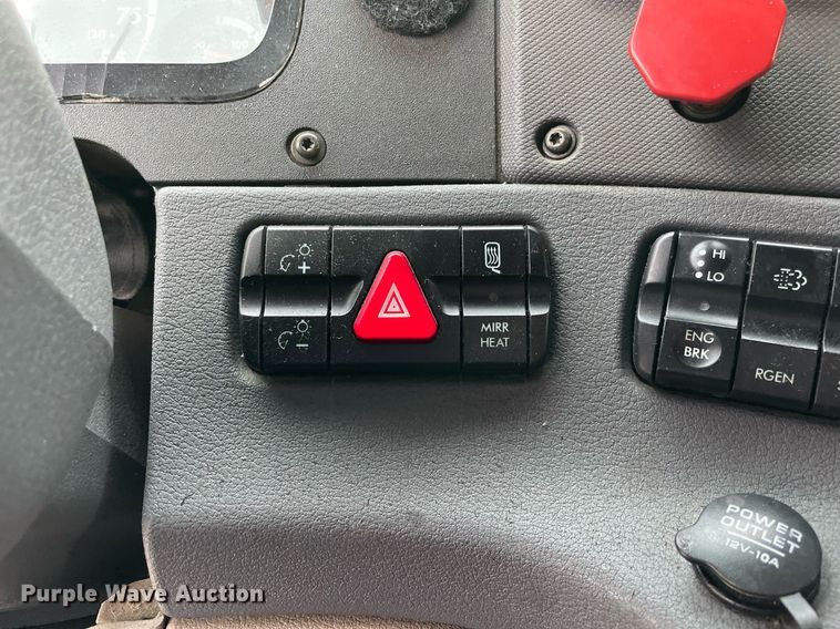 image for item NY9869 2016 Freighliner Cascadia 125  semi truck