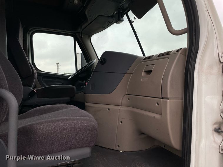 image for item NY9869 2016 Freighliner Cascadia 125  semi truck