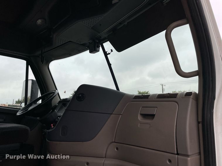 image for item NY9869 2016 Freighliner Cascadia 125  semi truck