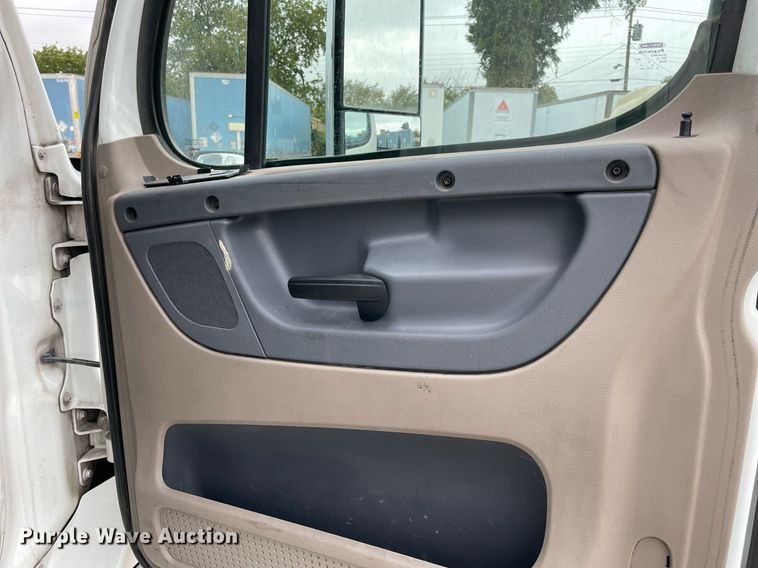 image for item NY9869 2016 Freighliner Cascadia 125  semi truck