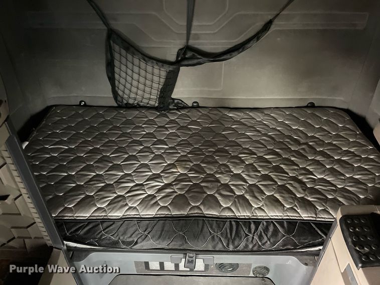 image for item NY9869 2016 Freighliner Cascadia 125  semi truck