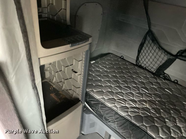 image for item NY9869 2016 Freighliner Cascadia 125  semi truck