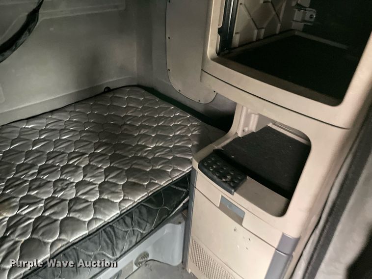 image for item NY9869 2016 Freighliner Cascadia 125  semi truck