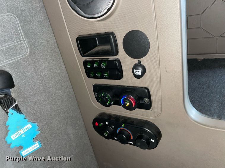 image for item NY9869 2016 Freighliner Cascadia 125  semi truck