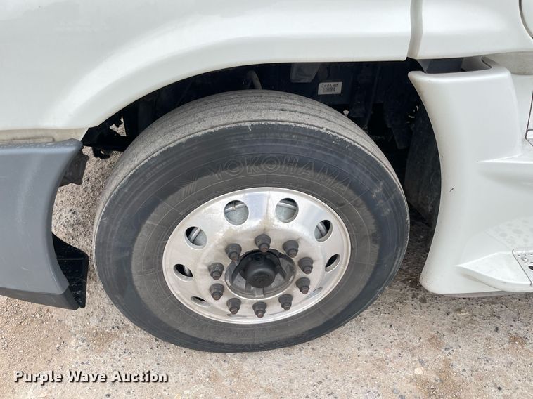 image for item NY9869 2016 Freighliner Cascadia 125  semi truck