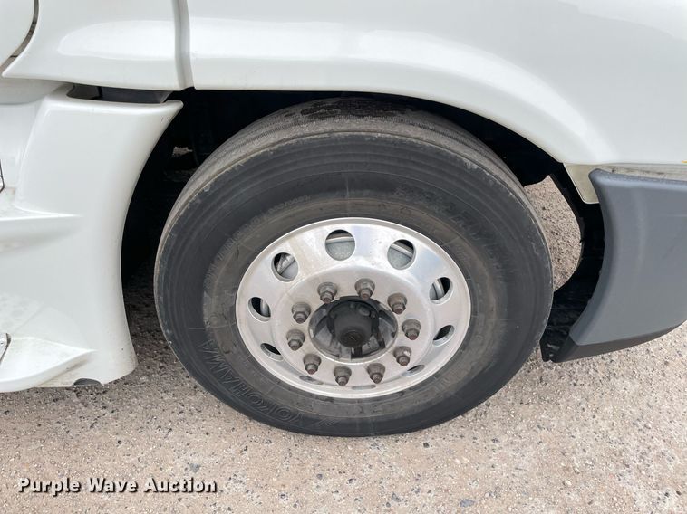 image for item NY9869 2016 Freighliner Cascadia 125  semi truck