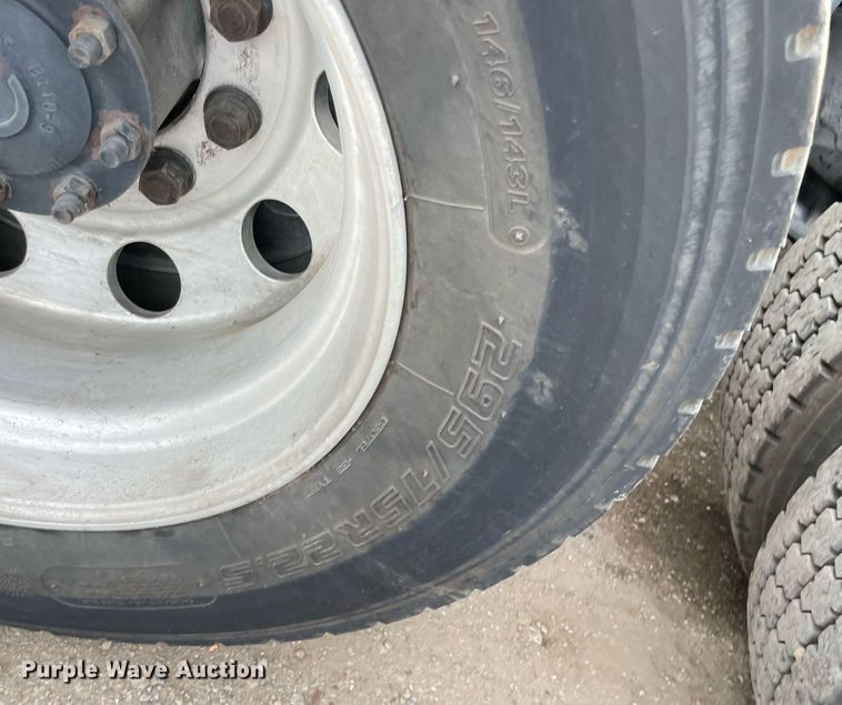 image for item NY9869 2016 Freighliner Cascadia 125  semi truck