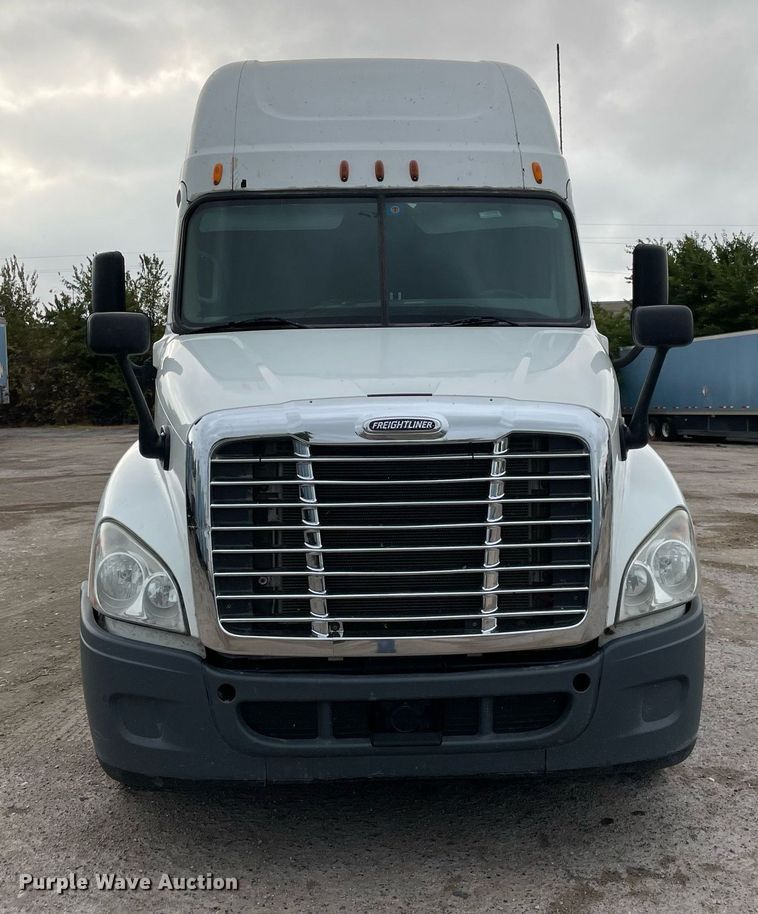 image for item NY9870 2013 Freightliner Cascadia 125  semi truck