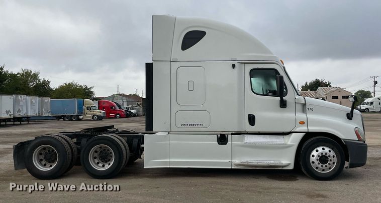 image for item NY9870 2013 Freightliner Cascadia 125  semi truck