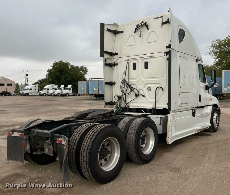 image for item NY9870 2013 Freightliner Cascadia 125  semi truck