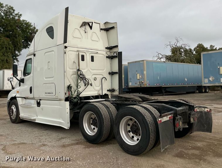 image for item NY9870 2013 Freightliner Cascadia 125  semi truck