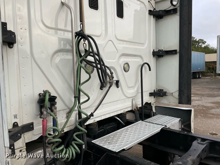 image for item NY9870 2013 Freightliner Cascadia 125  semi truck