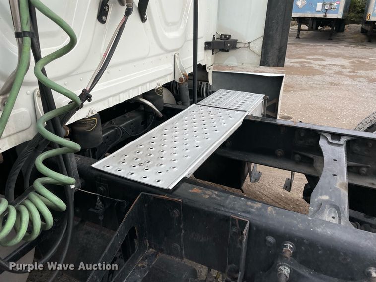 image for item NY9870 2013 Freightliner Cascadia 125  semi truck