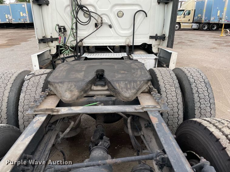 image for item NY9870 2013 Freightliner Cascadia 125  semi truck