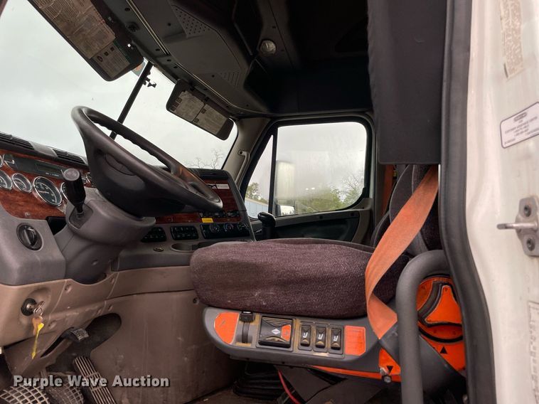 image for item NY9870 2013 Freightliner Cascadia 125  semi truck