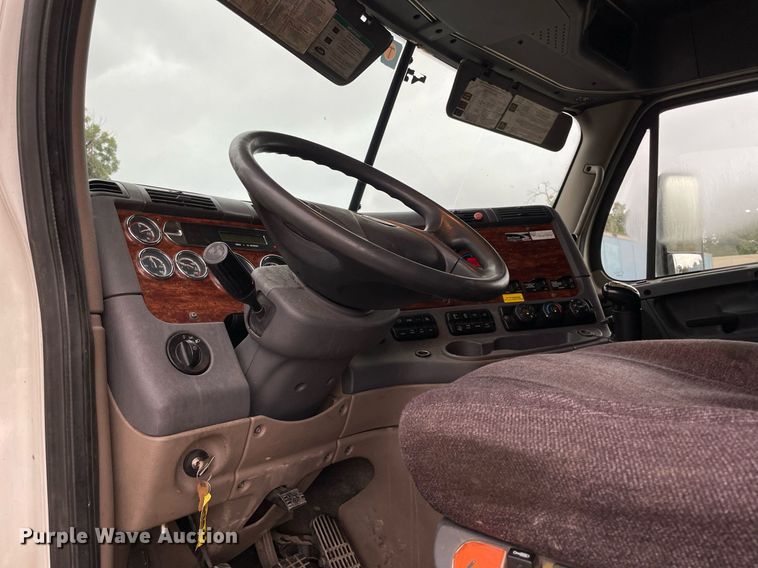 image for item NY9870 2013 Freightliner Cascadia 125  semi truck