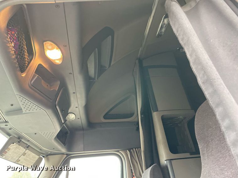 image for item NY9870 2013 Freightliner Cascadia 125  semi truck