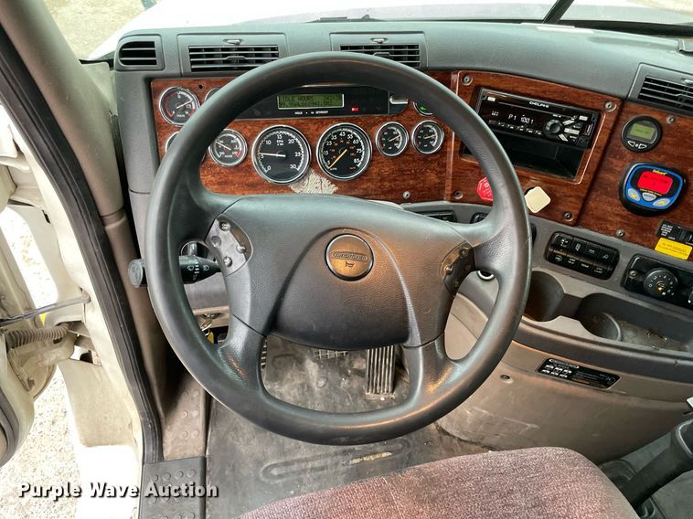 image for item NY9870 2013 Freightliner Cascadia 125  semi truck