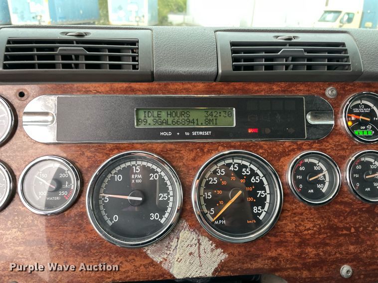 image for item NY9870 2013 Freightliner Cascadia 125  semi truck