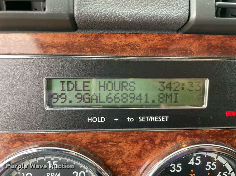 image for item NY9870 2013 Freightliner Cascadia 125  semi truck