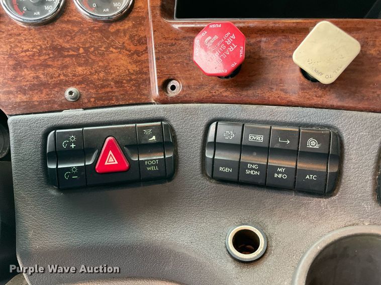 image for item NY9870 2013 Freightliner Cascadia 125  semi truck