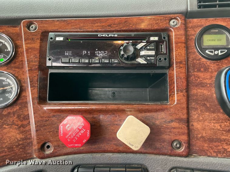 image for item NY9870 2013 Freightliner Cascadia 125  semi truck