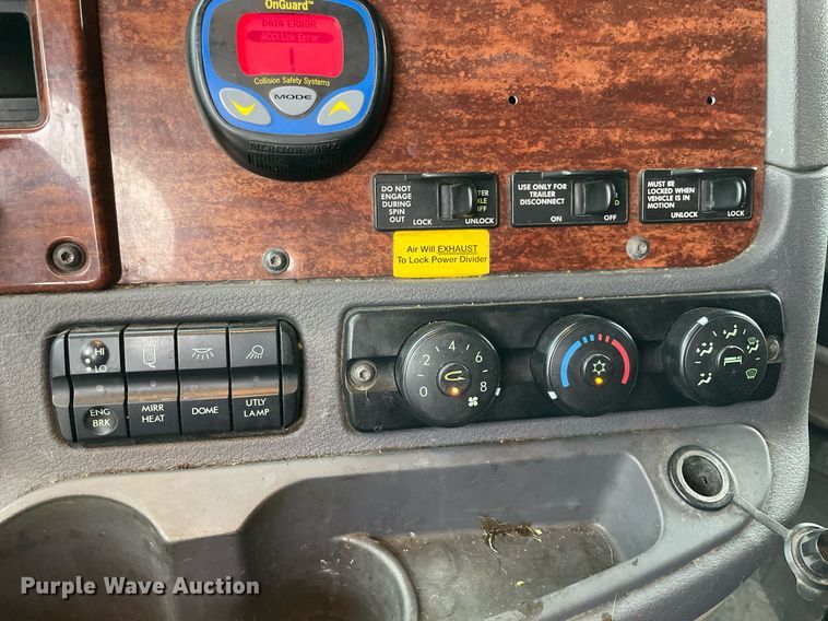 image for item NY9870 2013 Freightliner Cascadia 125  semi truck