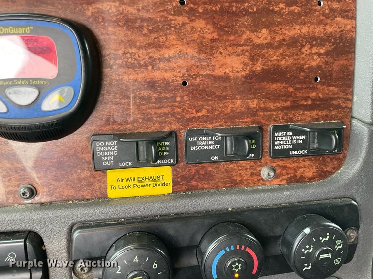 image for item NY9870 2013 Freightliner Cascadia 125  semi truck