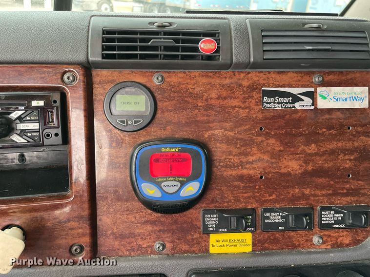 image for item NY9870 2013 Freightliner Cascadia 125  semi truck