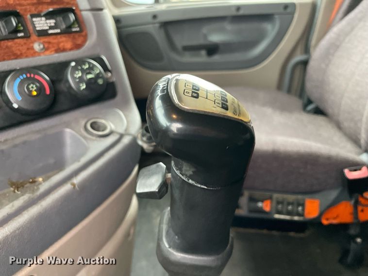 image for item NY9870 2013 Freightliner Cascadia 125  semi truck